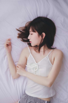 床上打扑克牌